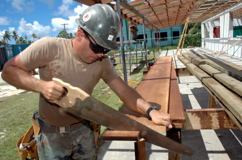 ebeniste-LORGUES-min_worker_construction_building_carpenter_male_job_build_helmet-893290